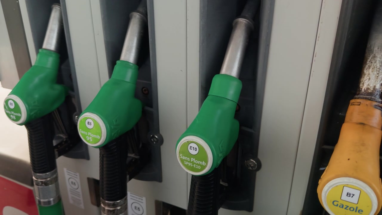Pompe di carburante di una stazione di servizio a Montrichard, focus sulle pistole verdi, scena diurna.
