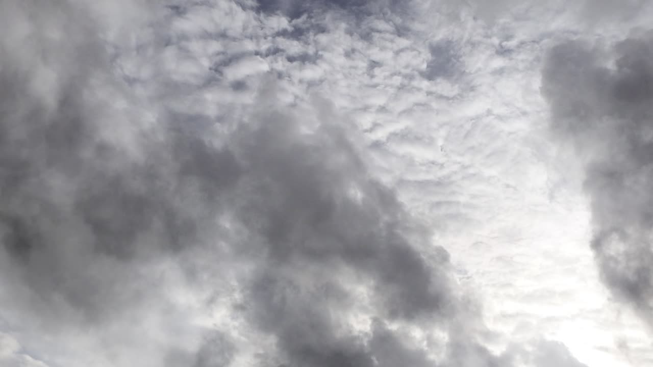 espesas nubes blancas moviéndose en el cielo azul claro