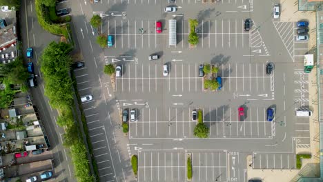 Vista-De-Pájaro-De-Un-Aparcamiento-Comercial