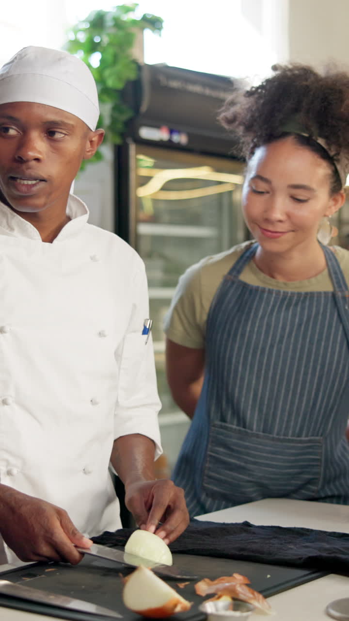 cocineros preparando comida en una cocina