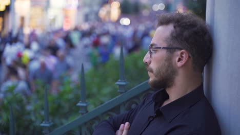 un jeune homme réfléchi assis.