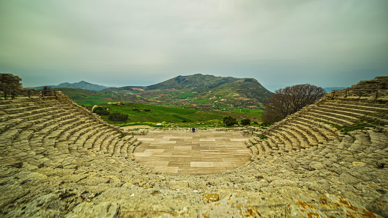 tiro de ángulo alto del teatro griego en segesta, trapani, sicilia, italia en un día nublado en timelapse