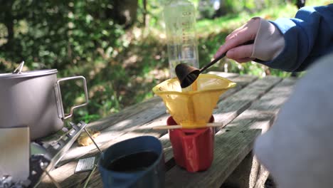 café en la naturaleza, al aire libre, camping