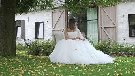 Hermosa-Novia-En-Su-Vestido-De-Novia-Sentada-En-El-Jardín