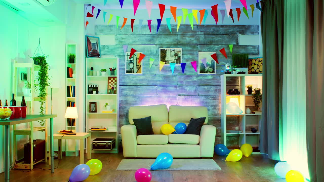 habitación acogedora vacía con luz de neón decorada para una fiesta loca