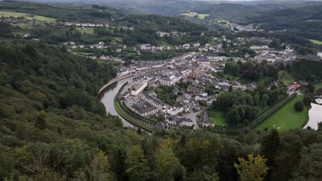 vista aérea desde un avión no tripulado sobre bouillon, bélgica