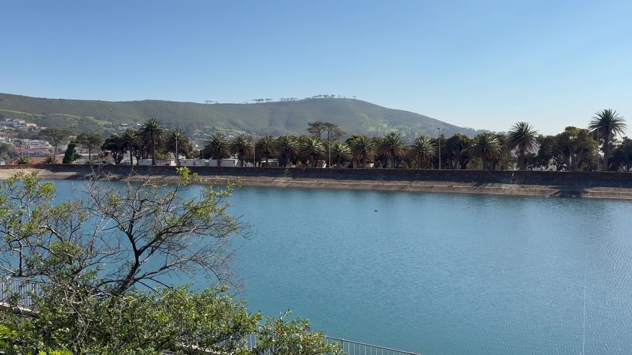 Um reservatório com Signal Hill ao fundo