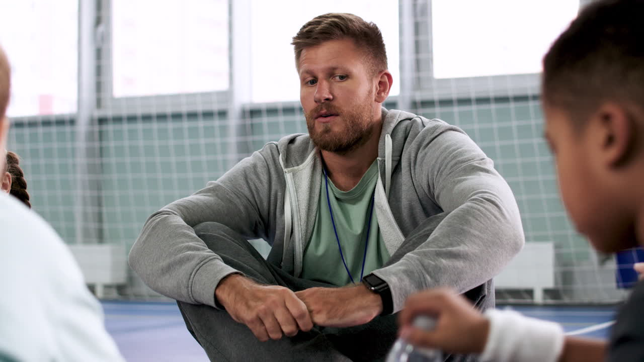 남자 와 아이 들 이 바닥 에 앉아 있다