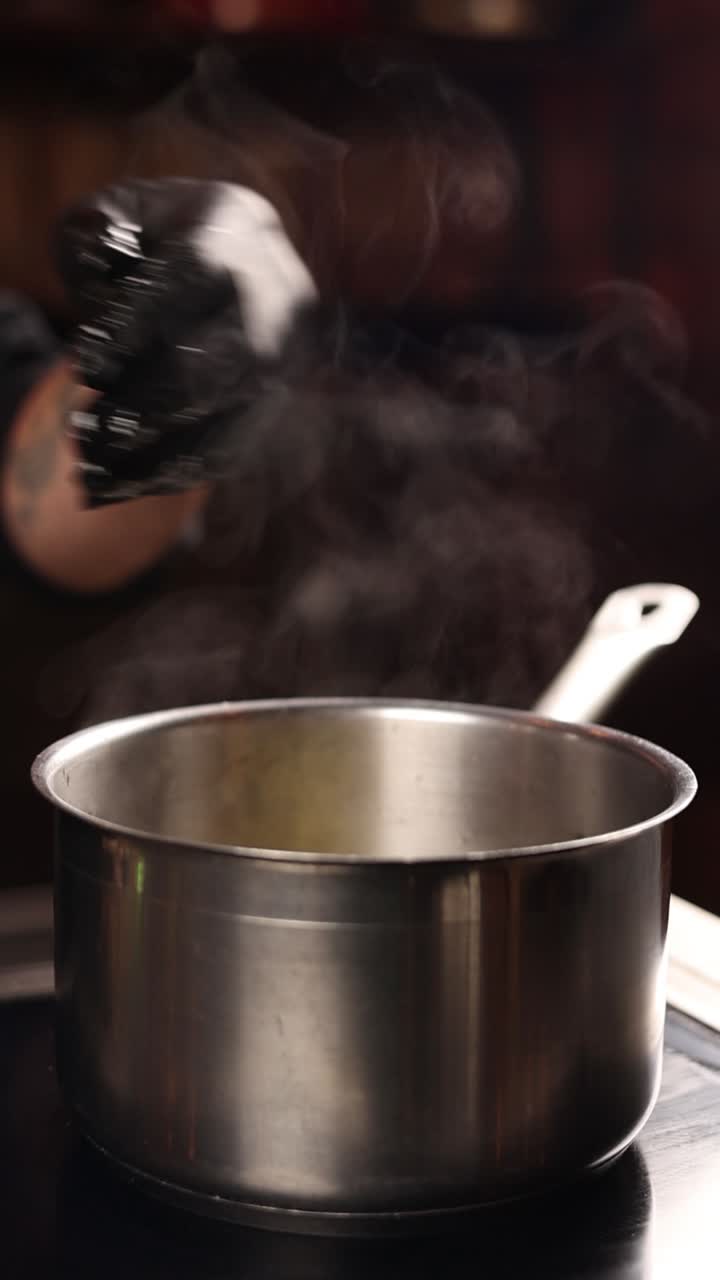 chef cocinando pasta