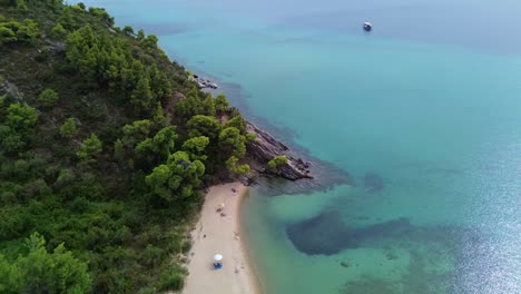 Eleganz-Am-Strand-Von-Spathias:-4K-Drohnentour-Aus-Der-Luft-Durch-Nikiti,-Griechenland