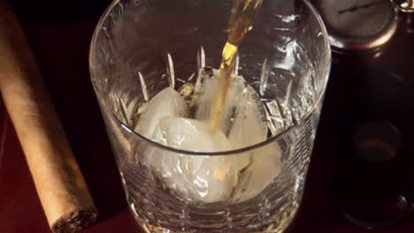 Cámara-Lenta-De-Whisky-Que-Se-Vierte-En-Un-Vaso-Sobre-Hielo