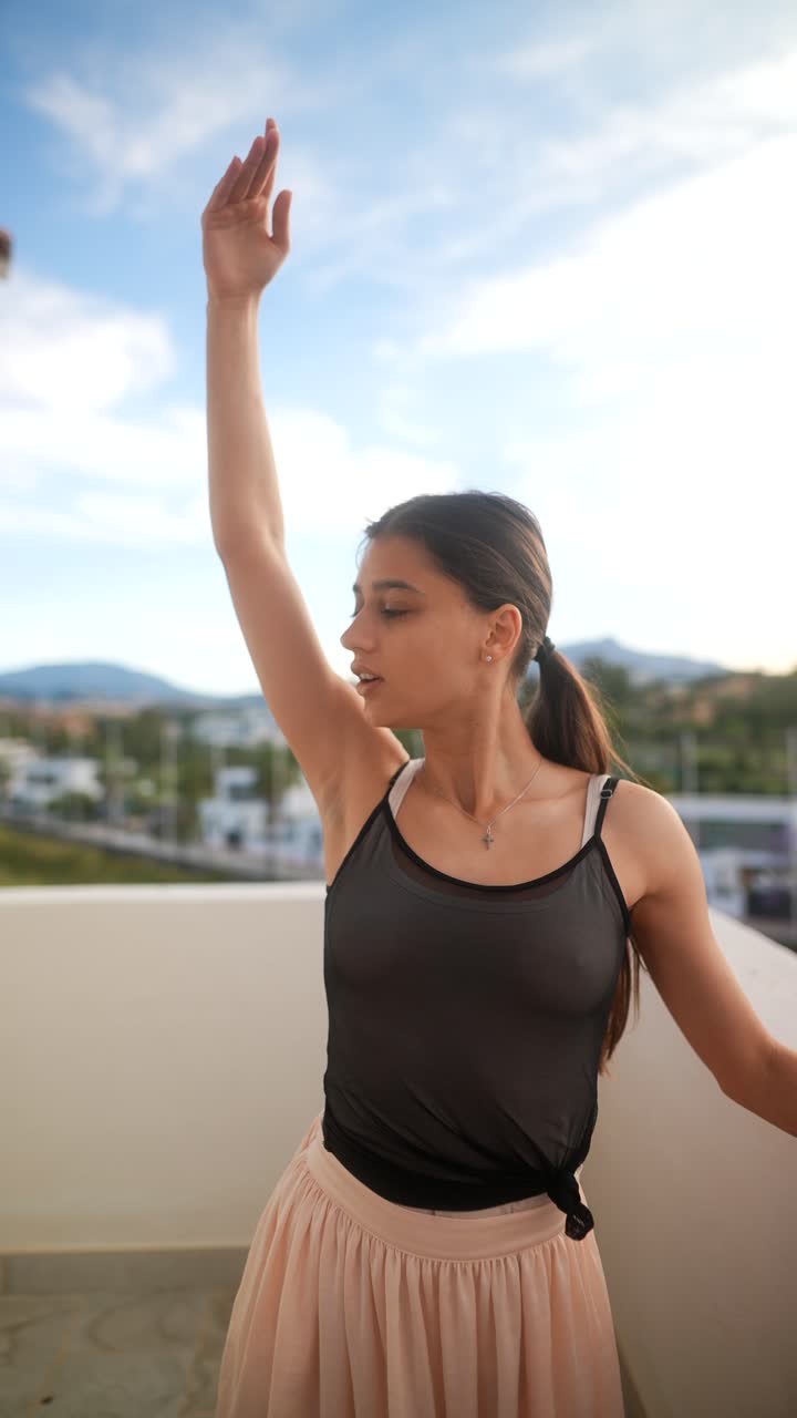 bailarina de ballet en el balcón