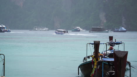 Ferries-Turísticos-En-El-Río-En-Koh-Phi-Phi-Con-Lluvia