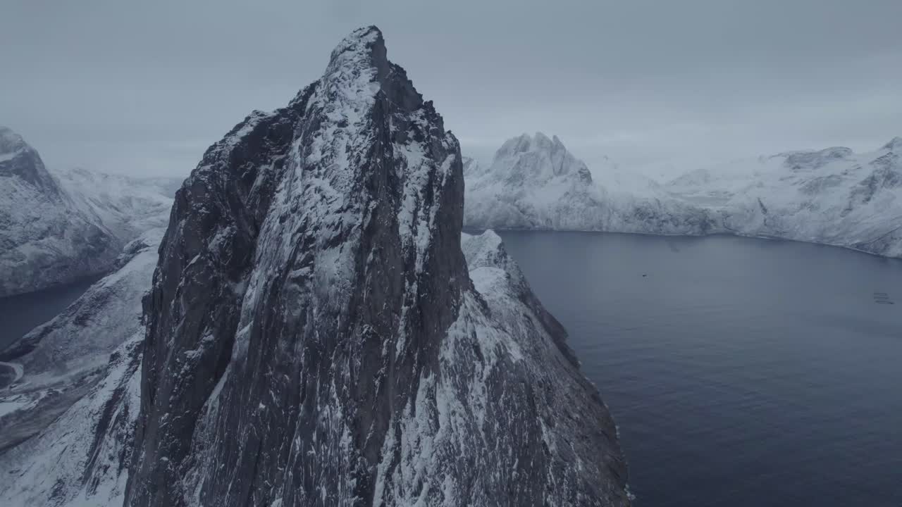Luftaufnahme nah um den Berg Segla, an einem trüben Wintertag in Senja, Nordnorwegen – kreisend, Drohnenaufnahme