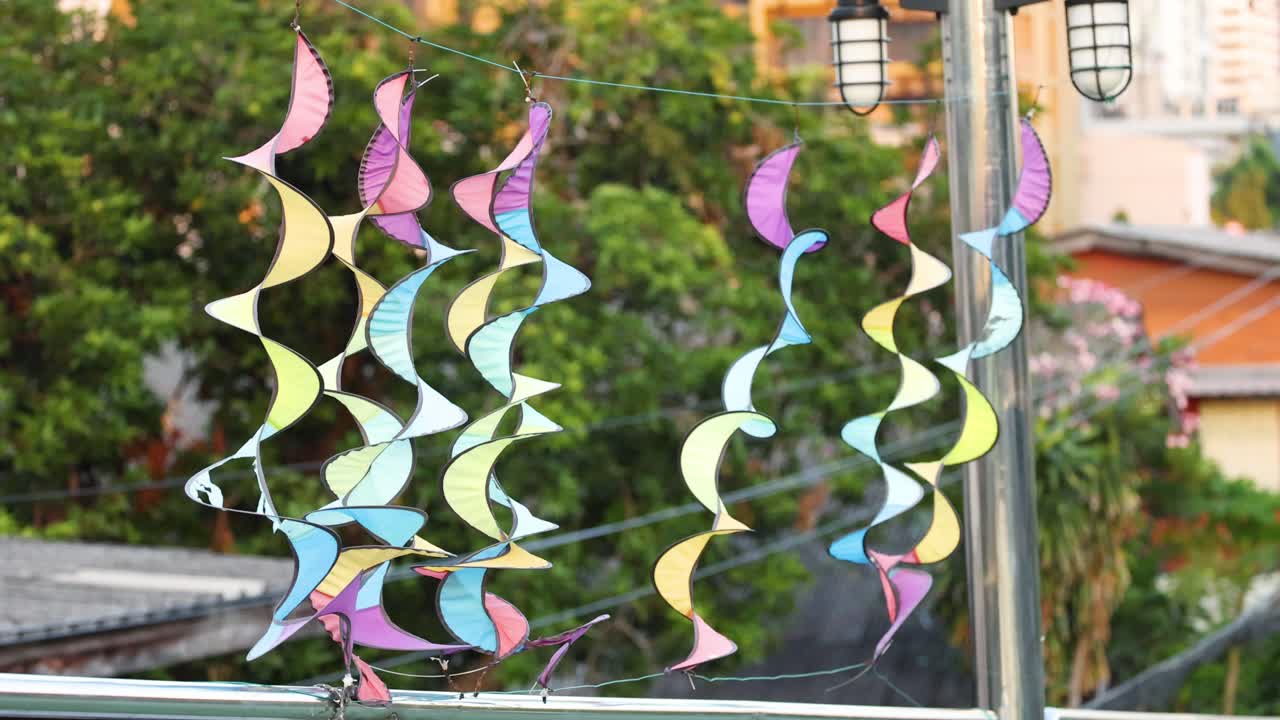 바람 스피너는 주거 배경에 대해 회전합니다.