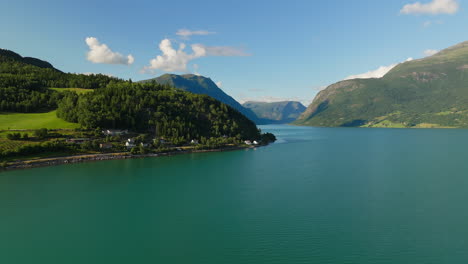 Majestuosas-Y-Exuberantes-Montañas-En-El-Municipio-De-Lustre,-Lustrafjorden,-Costa-Oeste,-Noruega