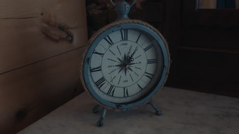 Vista-De-Cerca-Del-Reloj-Vintage-Blanco-De-Diseño-Clásico-En-Una-Mesa-En-Una-Casa