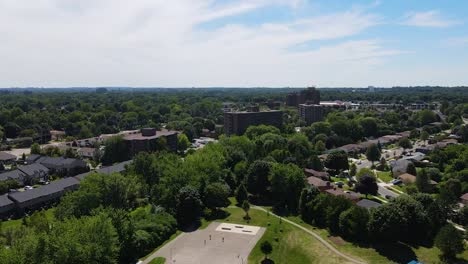drone volando más allá de una cancha de baloncesto en un día soleado en londres, ontario