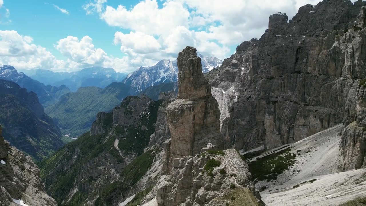 Nagranie z drona przedstawiające Campanile di Val Montanaia we Włoszech: dramatyczna pionowa iglica skalna wznosząca się nad alpejską doliną i surowym krajobrazem Dolomitów. Idealne do projektów przyrodniczych i przygodowych.