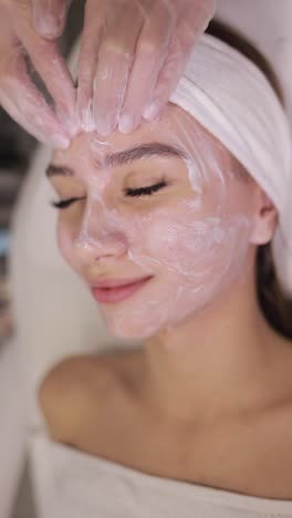 mujer recibiendo un tratamiento facial