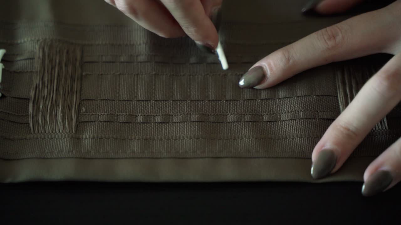 el dedo de la mujer calcula dónde añadir percha en las cortinas nuevas, cerca