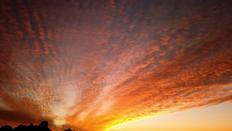 video de lapso de tiempo de movimiento de nubes ricamente coloreadas y texturizadas cerca de un sol poniente en el desierto de arizona
