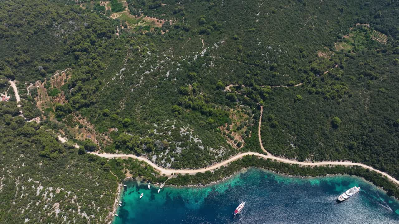 Båter fortøyd langs Mljet-kysten, overgang til en vid luftutsikt over nærliggende øyer
