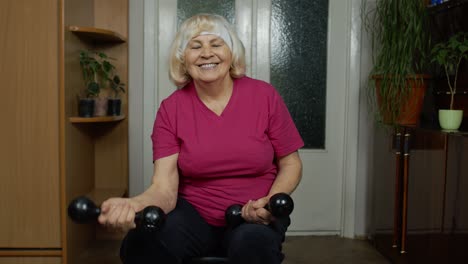 Mujer-Abuela-Madura-Senior-Haciendo-Entrenamiento-De-Levantamiento-De-Pesas-Ejercicio-Con-Mancuernas-En-Casa