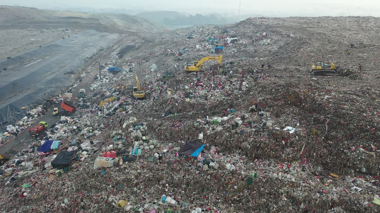 vista aérea de un gran vertedero con maquinaria