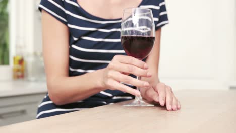 sección media de una mujer bebiendo vino tinto