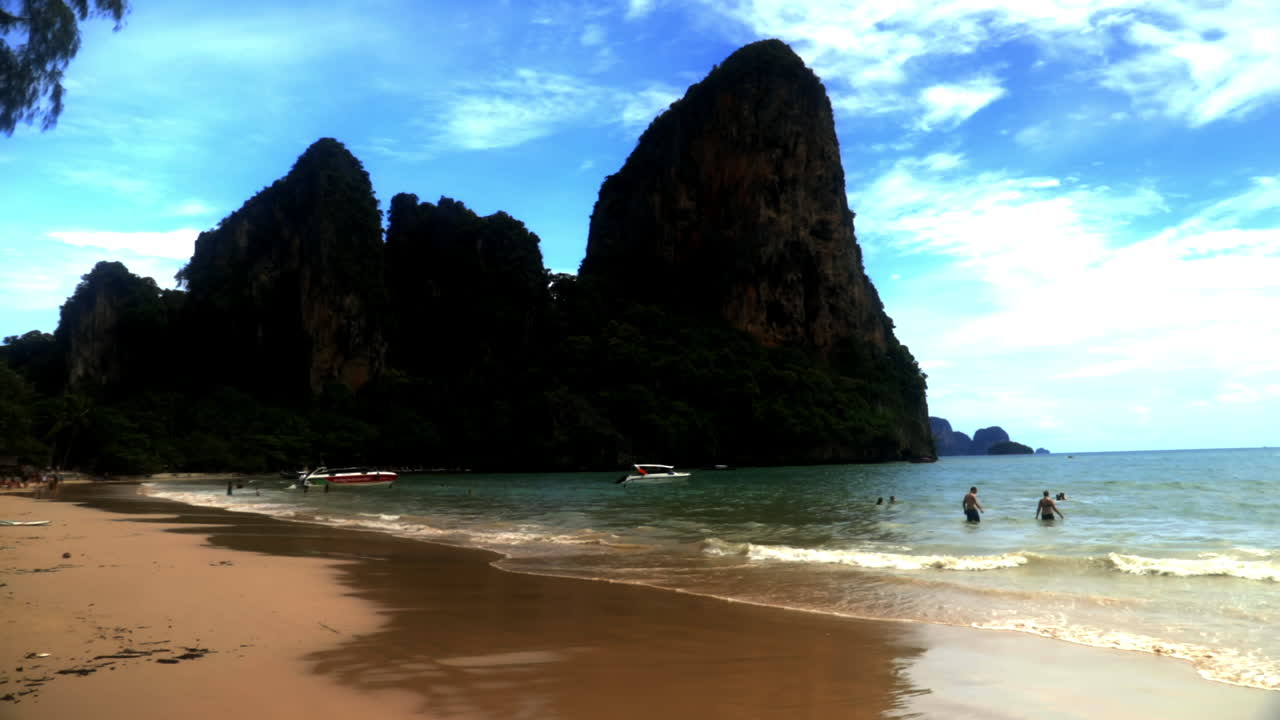 mirando la isla en la playa de krabi