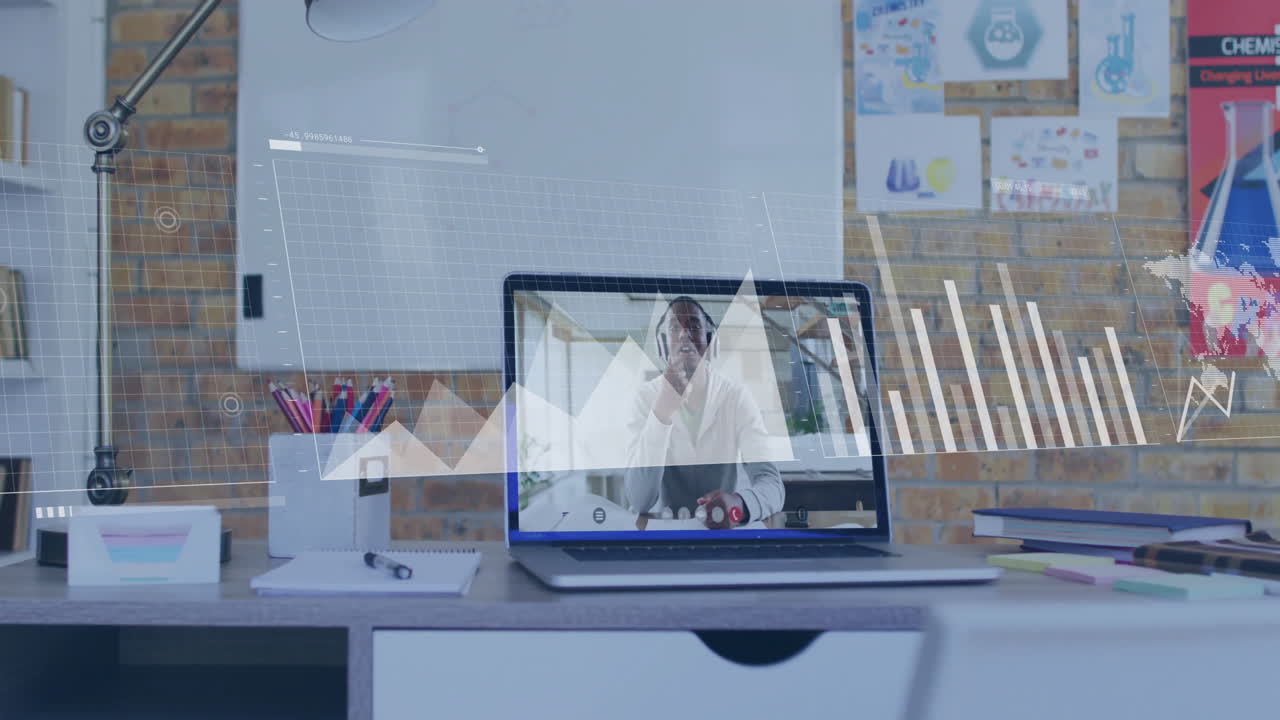 Animação de processamento de dados sobre professor em tela de notebook