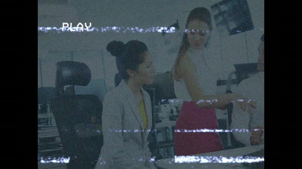 анимация игрового экрана над разговаривающими бизнесменами