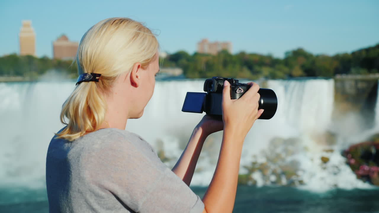 mujer filmando las cataratas del niágara