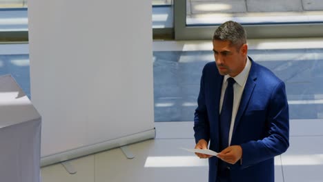 hombre de negocios practicando el discurso en la oficina 4k