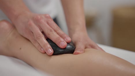 Shiatsu-Therapie-Mit-Heißen-Steinen