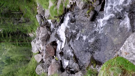 Gebirgsbach-In-Den-Alpen-Fließt-Entlang-Eines-Steinigen-Flussbetts