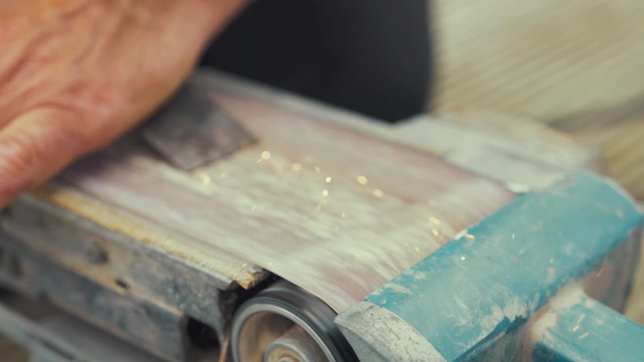 목수의 손을 날카롭게 하다 나무 끌 칼날 불꽃을 드러내다