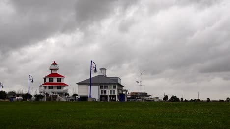 tormenta en rápido movimiento junto a un faro frente al lago