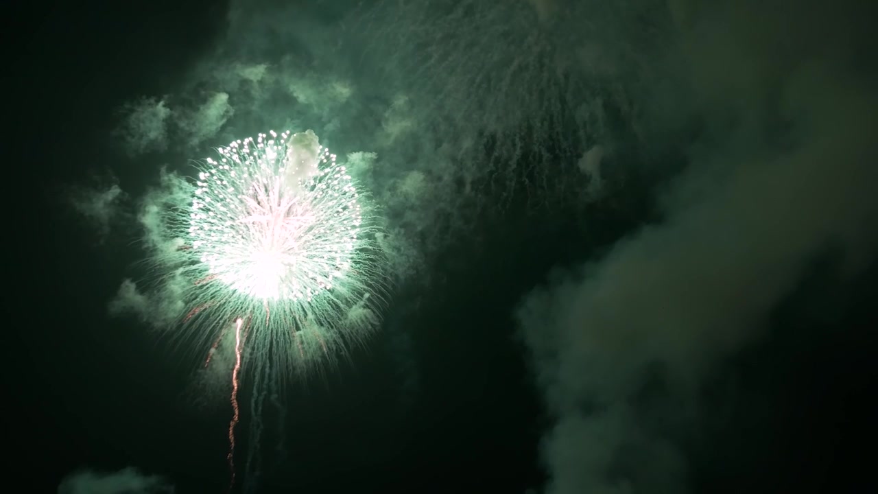 Jättimäinen vaaleanpunainen pioni-ilotulitus Toyama Hanabi -festivaaleilla.