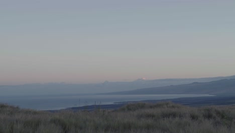 waikoloa visto desde una elevación más alta durante el amanecer antes de que salga el sol