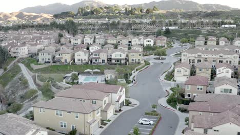 Imágenes-Aéreas-Sobre-El-Suburbio-De-La-Ciudad-Residencial-De-Santa-Clarita,-California-America