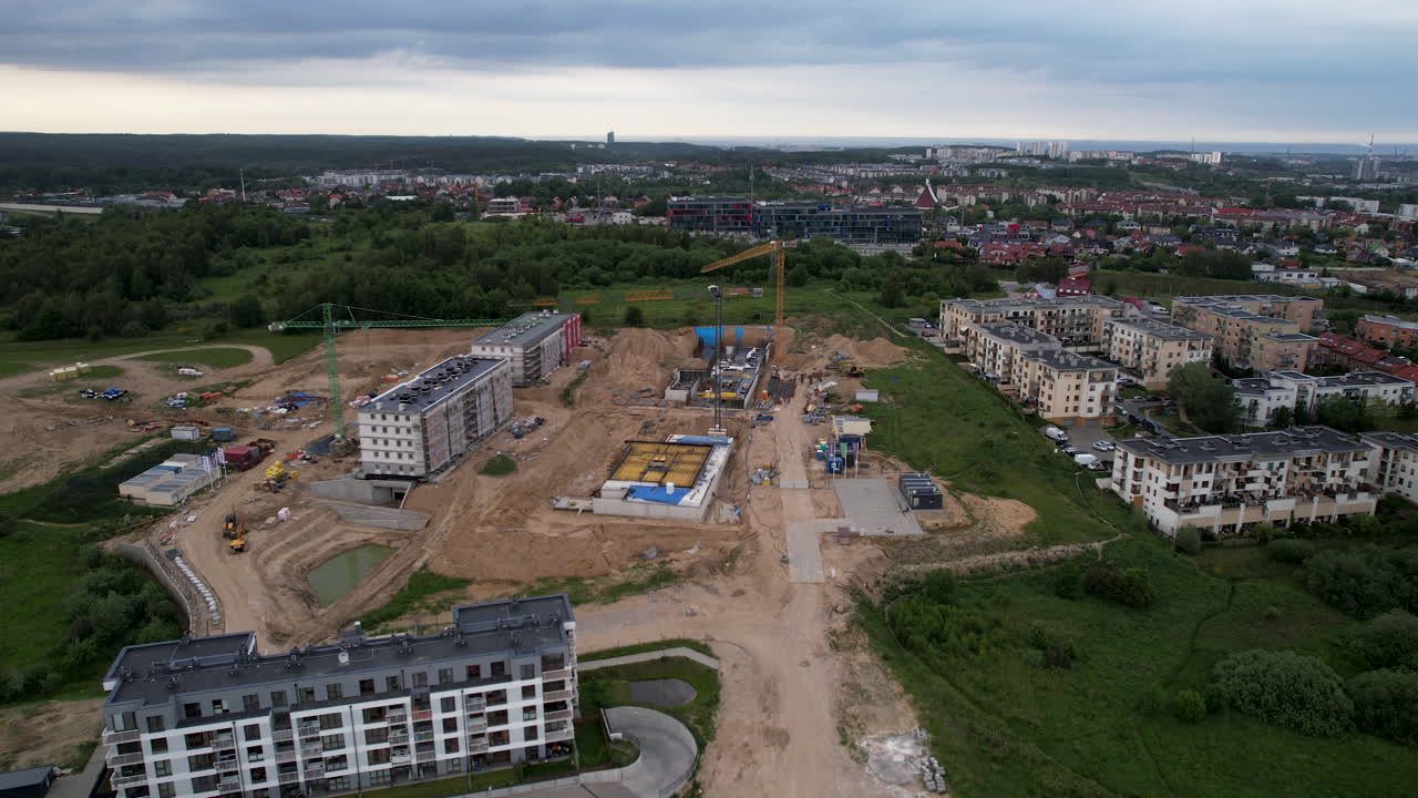 imágenes aéreas de drones del sitio de construcción en gdańsk, polonia