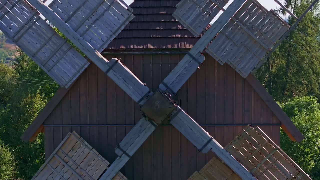 Filmato drone di un mulino a vento ceco adagiato in una valle tranquilla