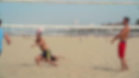 Toma-Borrosa-De-Un-Grupo-De-Amigos-Jugando-Voleibol-En-La-Playa,-Fondo-Borroso-Del-Deporte-De-Playa-Durante-Las-Vacaciones-De-Verano