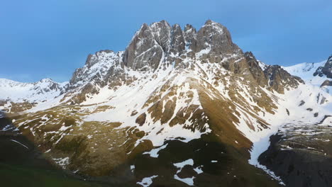 Toma-Cinematográfica-De-Drones-De-Los-Dolomitas-Georgianos-Cubiertos-De-Nieve-En-Las-Montañas-Del-Cáucaso-En-Georgia