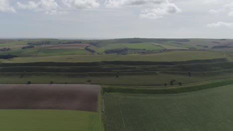 seguimiento aéreo hacia arriba y hacia adelante con el castillo de la doncella en el centro de interés