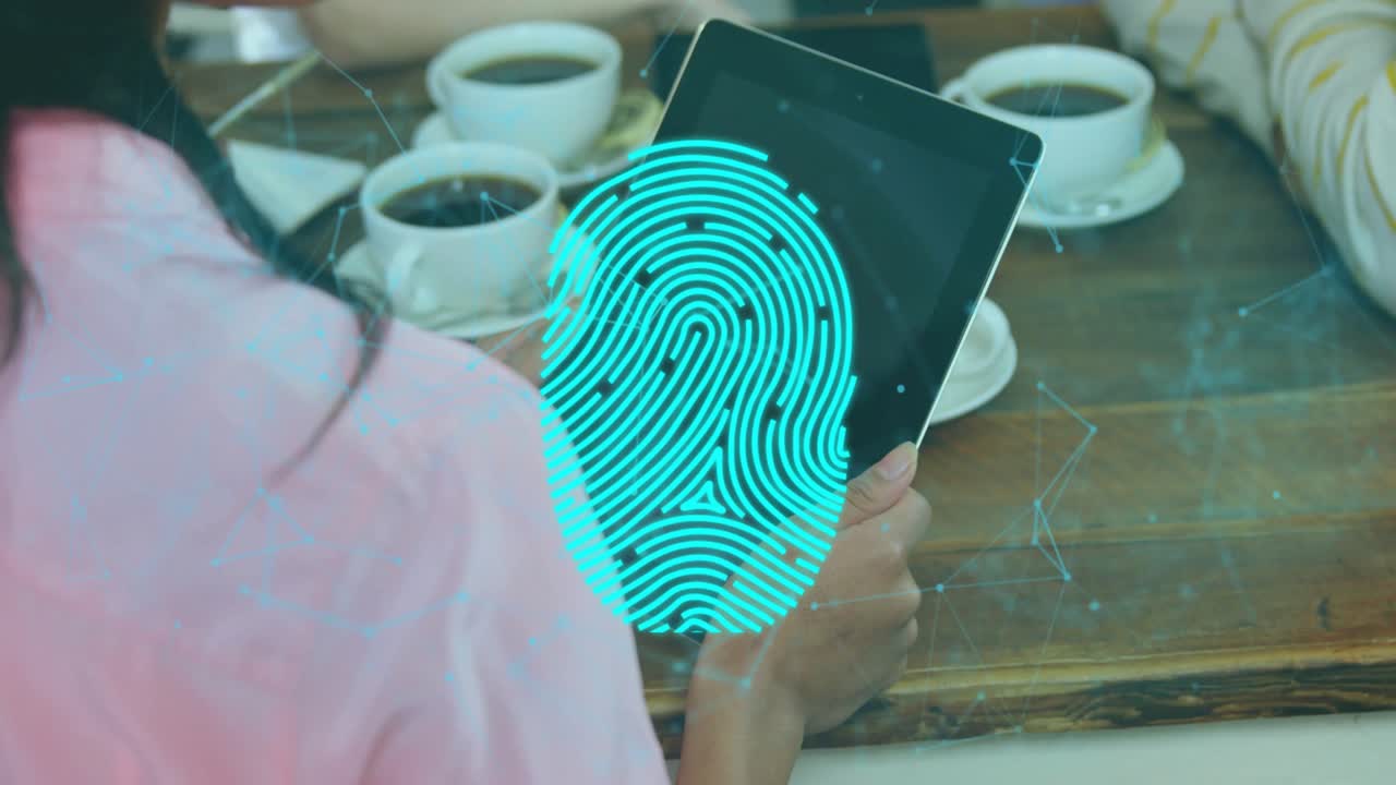 여성이 테이블에서 태블릿을 들어 올려 기술 네트워크 스캔 지문을 시작하고, 잠금으로 액세스를 안전하게 보호해요