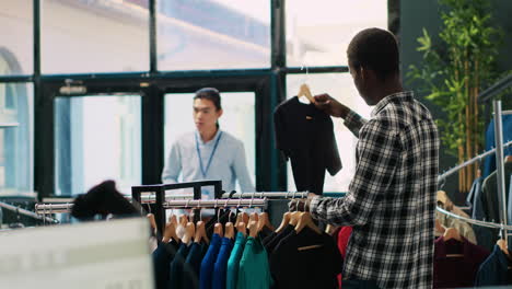 Cliente-Comprando-Camisa-Negra,