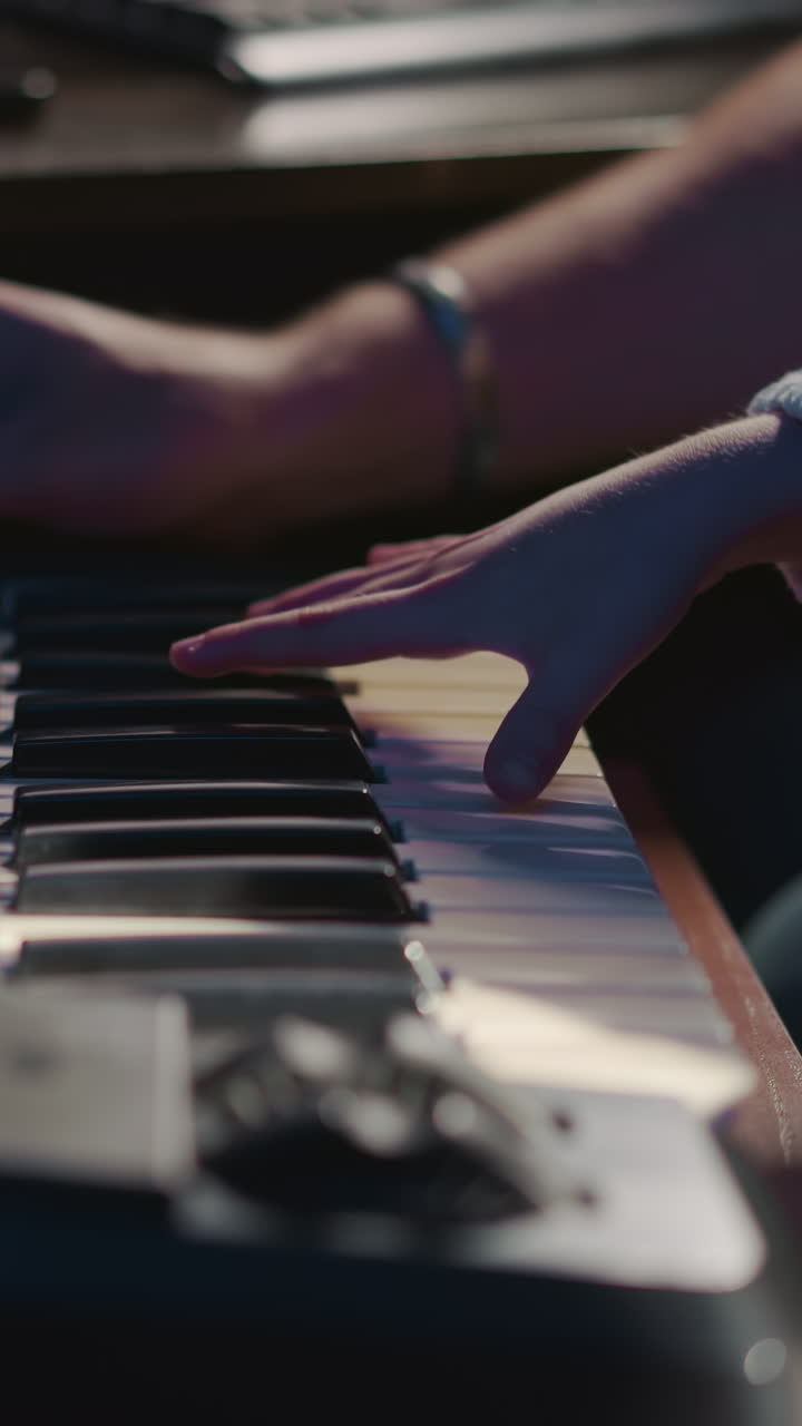 niño juega al sintetizador con el maestro en un estudio de primer plano. niña aprende un instrumento musical digital mientras el mentor configura la consola en clase. arte musical
